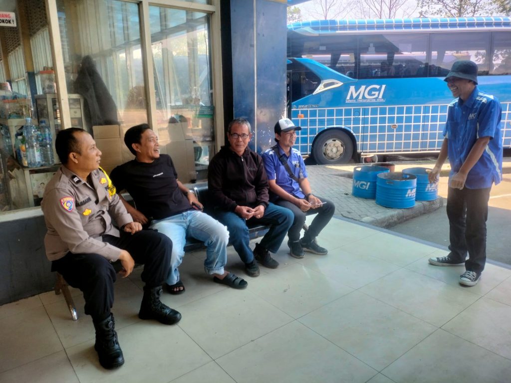 Bhabinkamtibmas bersama P.O Bus serukan kenyamanan dan kondusifitas kamtibmas