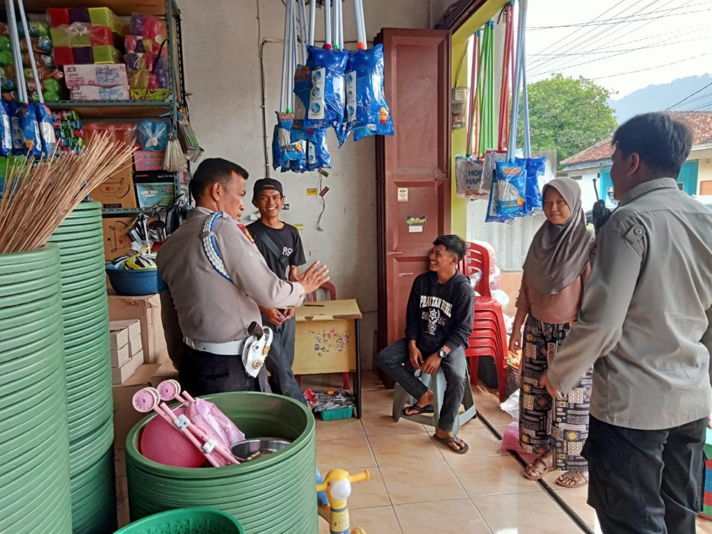 Wujudkan Kebersamaan. Personil Polsek Lembursitu efektifkan patroli dialogis Warga Masyarakat