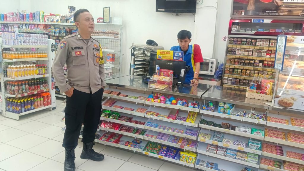 Bhabinkamtibmas Desa Sasagaran Sambang Mini Market Lakukan Dialogis Kamtibmas Dengan Karyawan