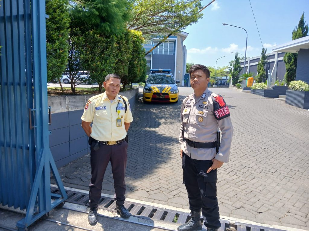 Sambangi Perusahaan PT. SCM Unit Samapta Polsek Lembursitu  Patroli Dialogis Dengan Petugas Satpam, Sampaikan Himbauan Kamtimbas