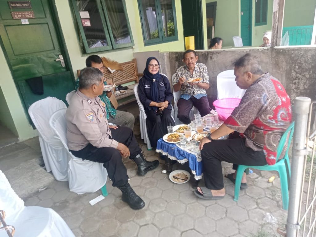 Ajak Pilkada damai, Bhabinkamtibmas Kesambi Polsek kesambi Polres Cirebon Kota bangun cooling system