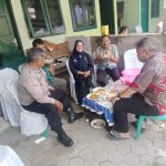 Ajak Pilkada damai, Bhabinkamtibmas Kesambi Polsek kesambi Polres Cirebon Kota bangun cooling system