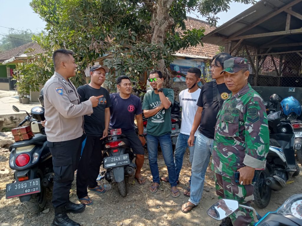 Polsek Gunungguruh Bersinergi dengan Babinsa Sambangi Warga Untuk Tingkatkan Harkamtibmas