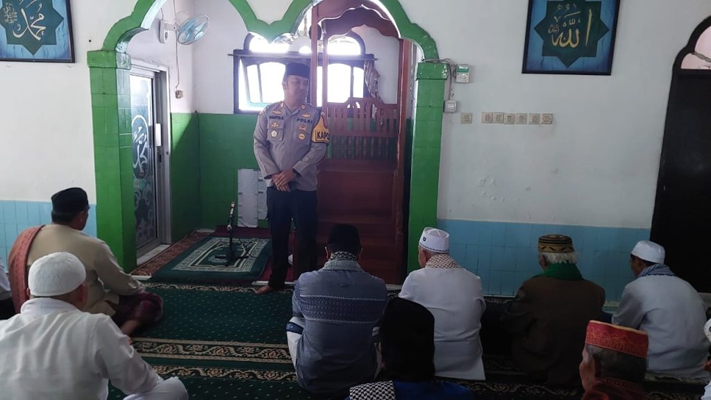 Jalin silaturahmi dengan warga,Kapolsek Cisaat melaksnakan  salat Jum’at Keliling