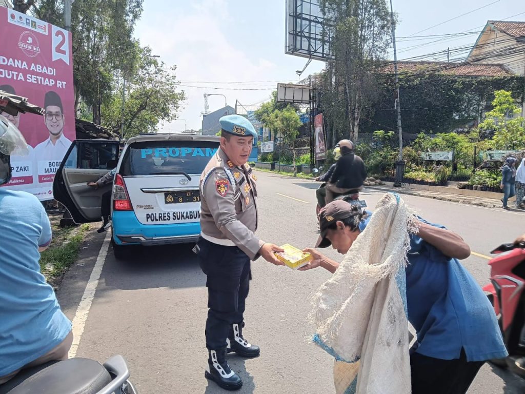 Polres Sukabumi Kota Bagikan Ratusan Nasi Kotak ke Pemulung Hingga Jukir