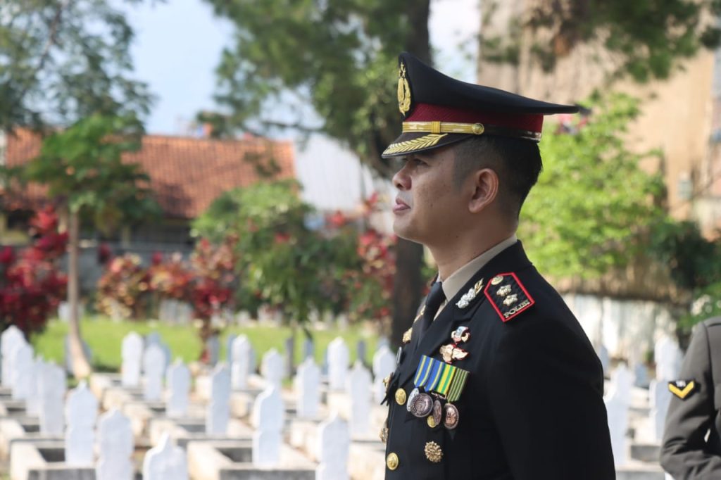 Sinergisitas TNI-Polri di HUT TNI ke-79, Kapolres Garut Tabur Bunga di TMP