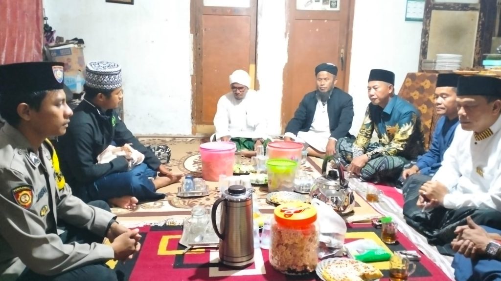 Bhabinkamtibmas Desa Jambe Nenggang  Polsek Kebonpedes Hadiri Maulid Nabi Muhammad SAW