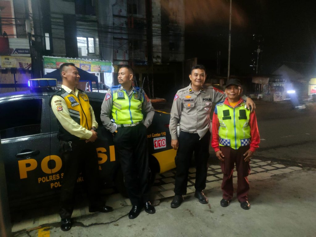 Polsek Cikole Laksanakan Patroli Pada Malam Hari Dan Berikan Himbauan Kepada Satpam