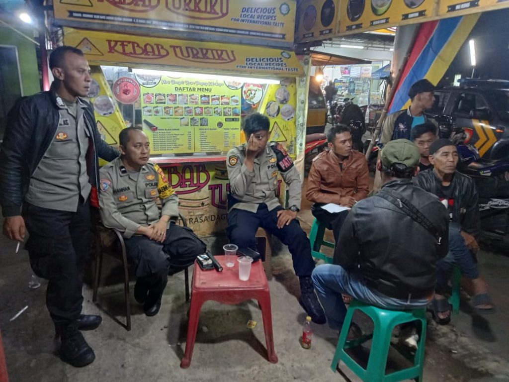 Polsek Lembursitu  Laksanakan Patroli Pada Malam Hari Dan Berikan Himbauan kamtibmas