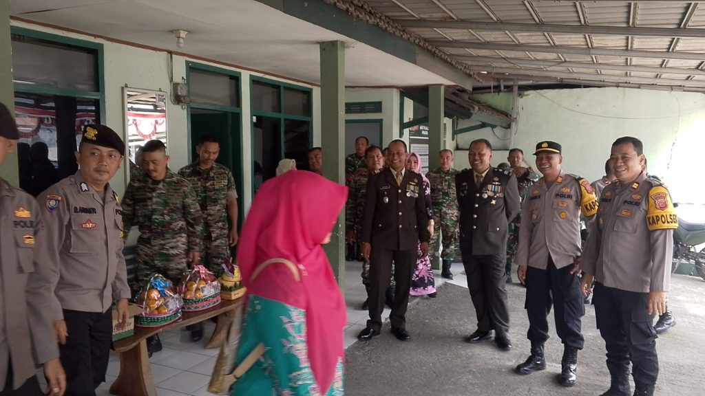 Polsek Kebonpedes Berikan Ucapan Selamat Hari Ulang Tahun TNI Ke 79 di Koramil Sukaraja Kabupaten Sukabumi