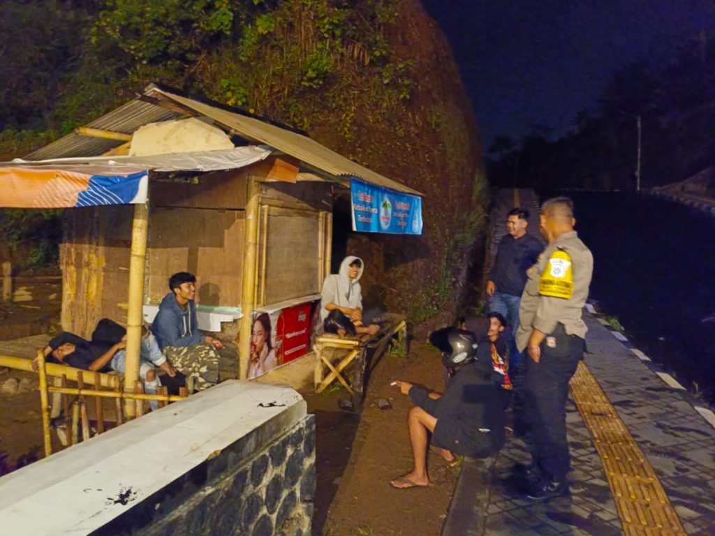 Polsek Kadudampit laksanakan KRYD malam minggu antisipasi gukamtibmas.