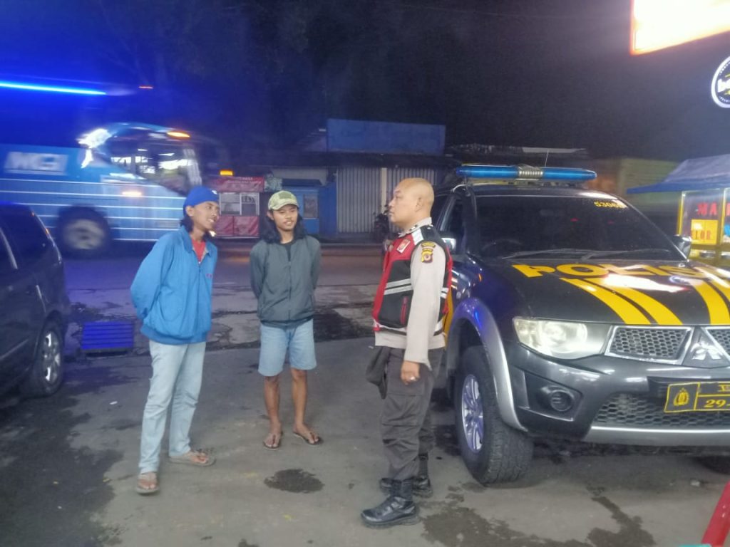 Patroli Malam, Polsek Cibeureum Berikan Himbauan Kepada warga masyarakat yg masih nongkrong