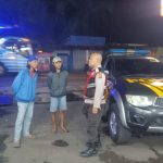 Patroli Malam, Polsek Cibeureum Berikan Himbauan Kepada warga masyarakat yg masih nongkrong