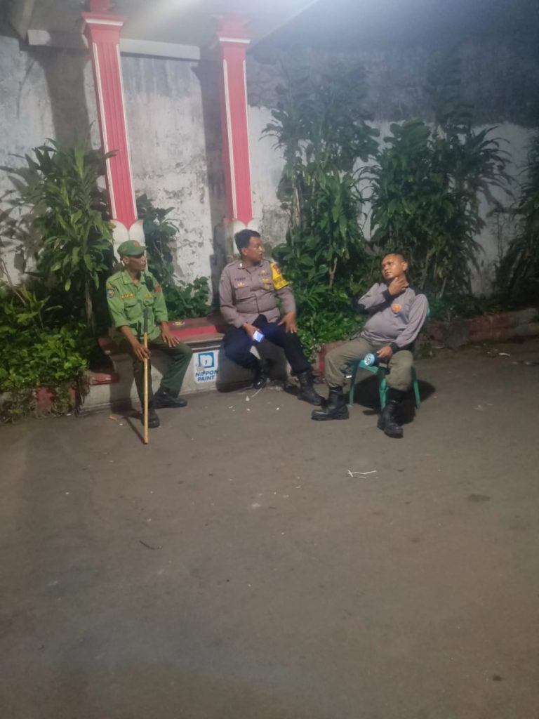 Pantau Kamtibmas, Bhabinkamtibmas Kejaksan Polsek Utbar Polres Cirebon Kota cek siskamling