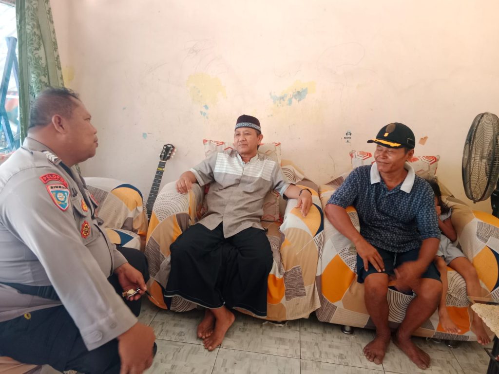 Ciptakan cooling system Bhabinkamtibmas Pegambiran Polsek lemah wungkuk Polres Cirebon Kota lewat sambang