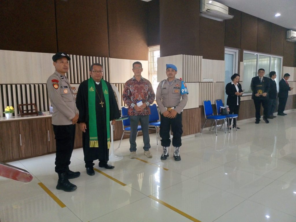 Personil Polsek Sukalarang Laksanakan Pengamanan Kebaktian Umum di Gereja GKI Penginjil Kota Sukabumi