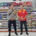 Ciptakan Kamtibmas Yang Kondusif, Bhabinkamtibmas Polsek Cireunghas Sambangi Minimarket di Wilayah Binaannya