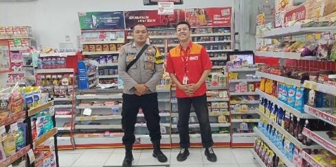 Ciptakan Kamtibmas Yang Kondusif, Bhabinkamtibmas Polsek Cireunghas Sambangi Minimarket di Wilayah Binaannya