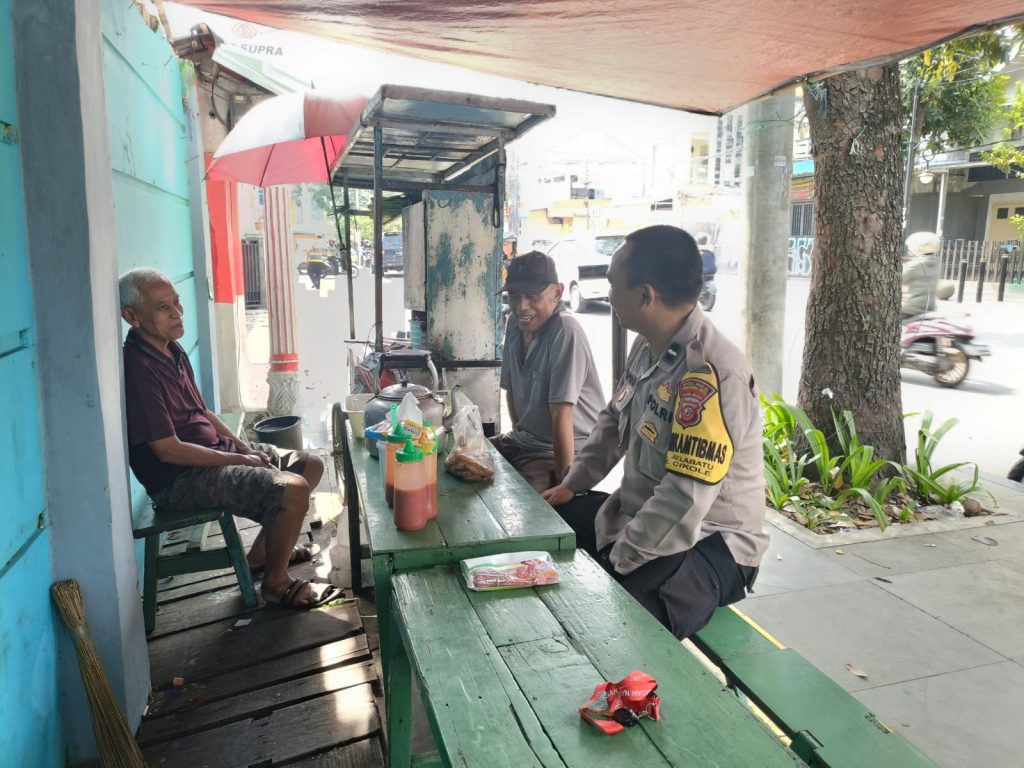 Jaga Kamtibmas, Bhabinkamtibmas Polsek Cikole Laksanakan Giat Sambang Warga