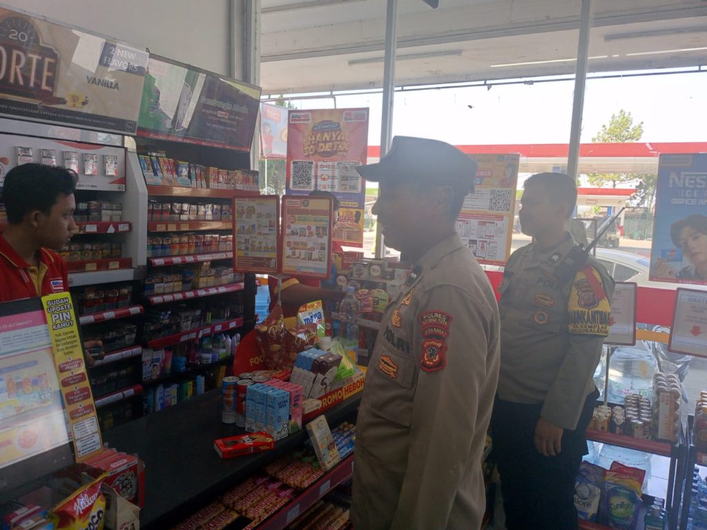 Sampaikan Himbauan Kamtibmas Kepada Karyawan Minimarket saat Patroli Siang