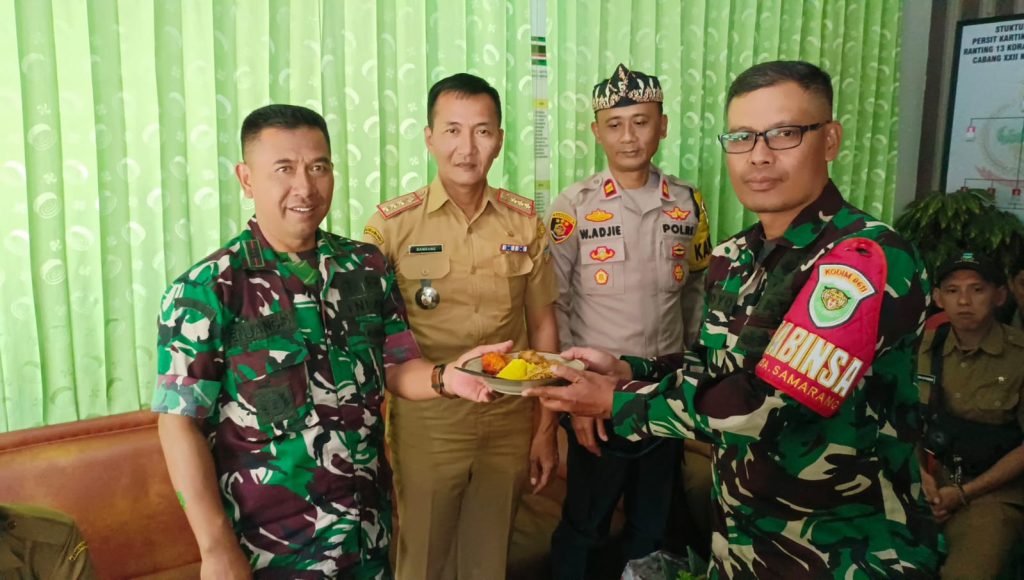 Polsek Pasirwangi Berikan Kejutan Ke Koramil Pasirwangi DI Momen HUT TNI Ke-79