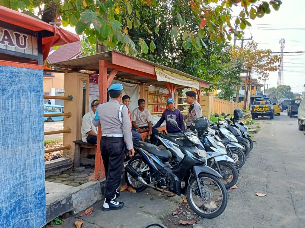 Sambangi Pangkalan Ojek Pengkolan Patroli Polsek Lembursitu  Himbau Pengemudi Ojek Agar Tertib Berlalu Lintas