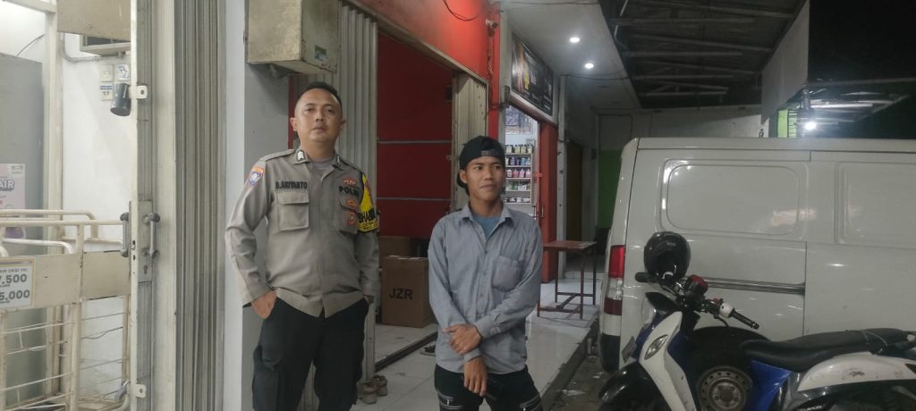 Bhabinkamtibmas Polsek Kebonpedes Patroli Desa Binaan Berikan, Berikan Himbauan Kamtibmas Malam Hari Cegah Gukamtibmas