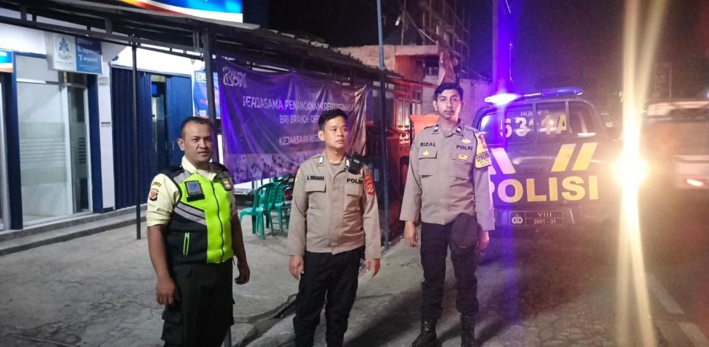 Personil Samapta Sektor Sukalarang Laksanakan Patroli  Sambangi ATM BRI pada Malam Hari untuk Hindari Gangguan Kamtibmas