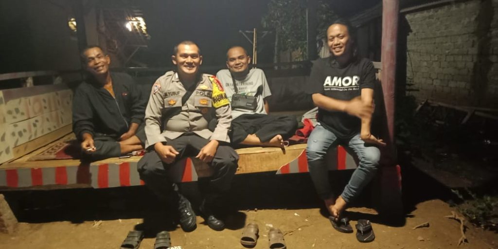 Patroli Malam , Bhabinkamtibmas Polsek Cireunghas Sambangi Warga di Pos Ronda