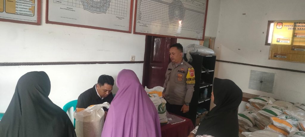 Bhabinkamtibmas Desa Sasagaran Polsek Kebonpedes Monitoring Penyaluran Bansos di Kantor Desa Sasagaran