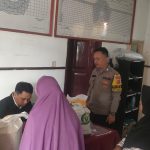 Bhabinkamtibmas Desa Sasagaran Polsek Kebonpedes Monitoring Penyaluran Bansos di Kantor Desa Sasagaran