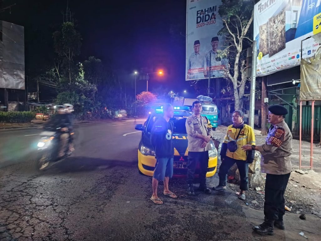 Polsek Lembursitu  Laksanakan Patroli Pada Malam Hari Dan Berikan Himbauan kamtibmas