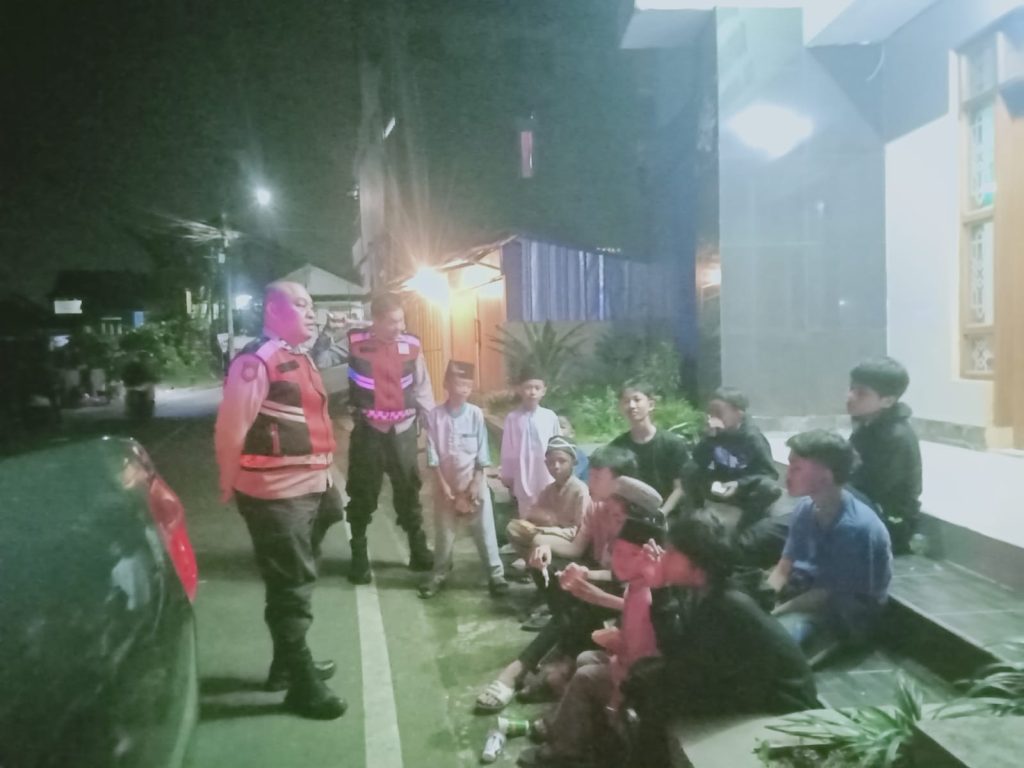 Patroli antisipasi gukamtibmas sore dan malam hari, Polsek Cibeureum laksanakan himbauan Humanis terhadap Warga masyarakat