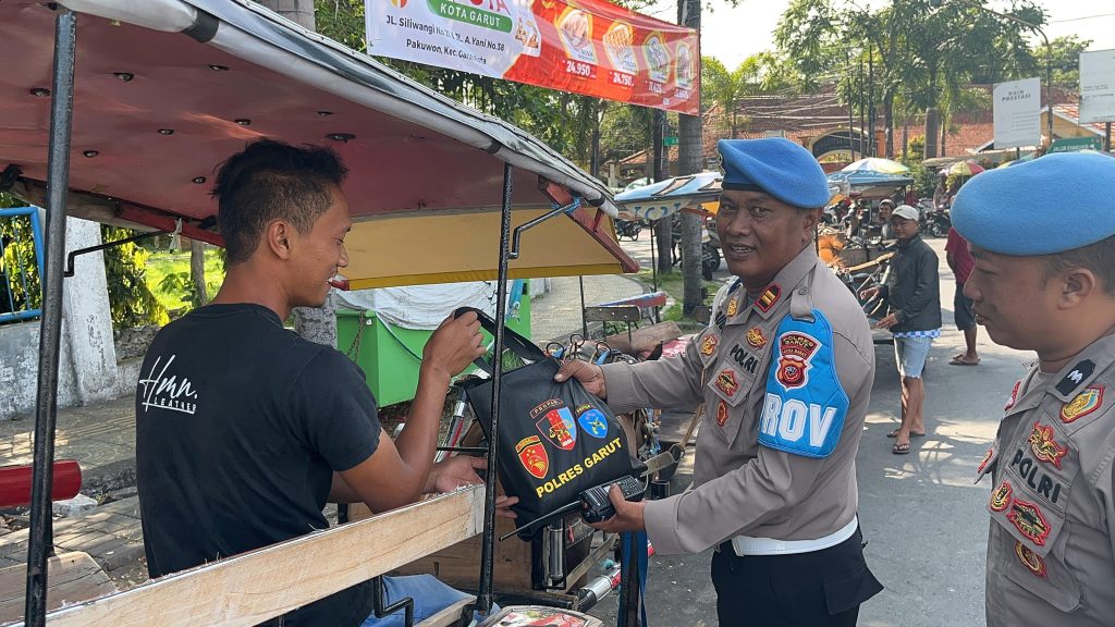 Baksos Si Propam Polres Garut, Berikan Bantuan Kepada Tukang Delman