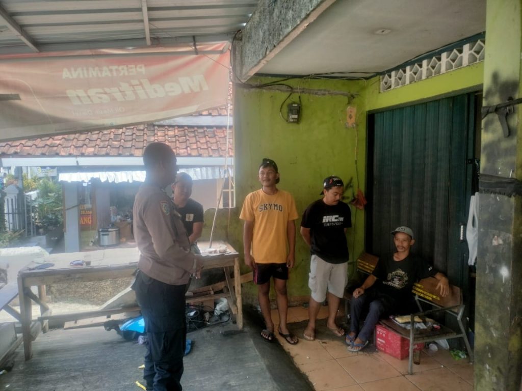 Rangkul warga Balandongan, Bhabinkamtibmas Serukan Pilkada Damai Aman dan Kondusif