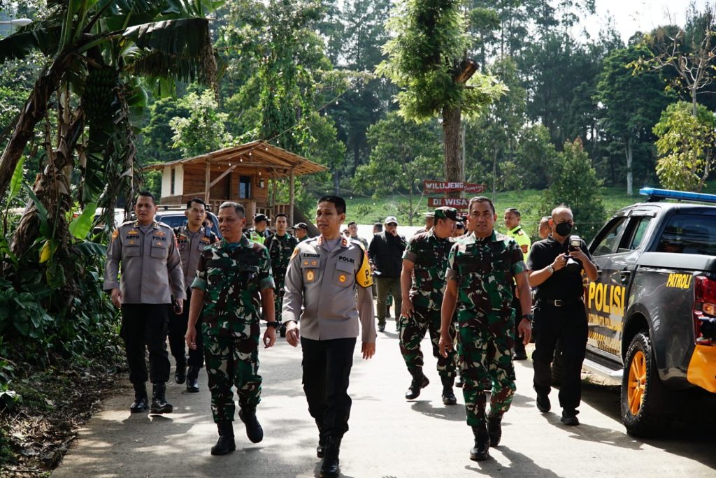 Kapolda Jabar dan Pangdam III/Siliwangi Sambang Kamtibmas Lodaya Siliwangi Jelang Pilkada 2024 di Pangalengan