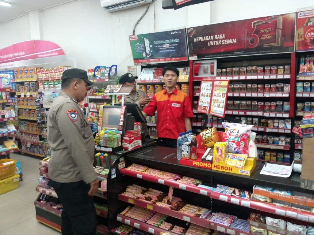 Anggota Samapta Polsek Sukalarang Laksanakan Patroli Dialogis Kerawanan Malam Sambangi Minimarket Alfamart