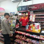 Anggota Samapta Polsek Sukalarang Laksanakan Patroli Dialogis Kerawanan Malam Sambangi Minimarket Alfamart