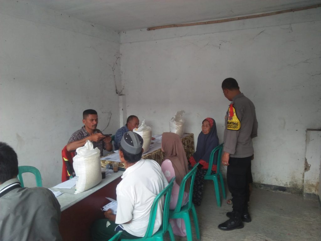 Bhabinkamtibmas desa Kadudampit Polsek Kadudampit Polres Sukabumi Kota Lakukan Monitoring Kegiatan Pendistribusian bantuan beras