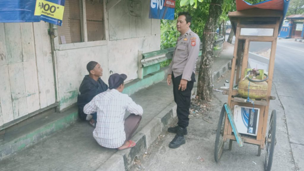 Antisipasi  Kejahatan  Polisi Melakukan Patroli Himbauan Kepada Masyarakat Yang sedang beraktivitas