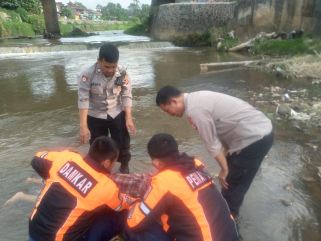 Polsek Tarogong Kidul Evakuasi Orang Di Duga Bunuh Diri