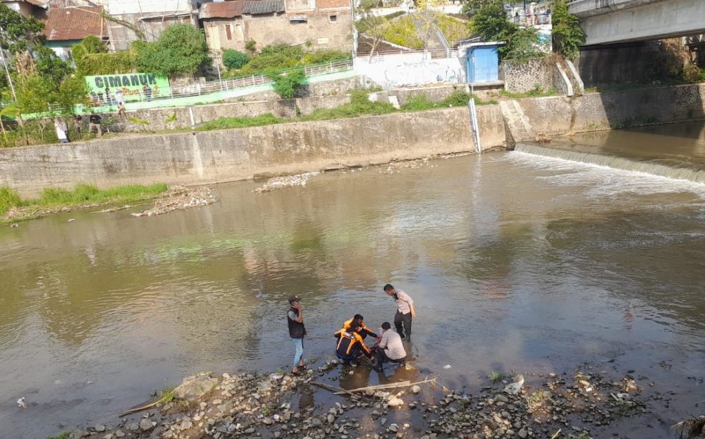 Polsek Tarogong Kidul Evakuasi Orang Di Duga Bunuh Diri