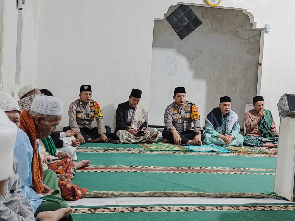 Kapolsek Sukalarang bersama Bhabinkamtibmas hadiri pengajian rutin warga Cieundeur Kecamatan Sukalarang