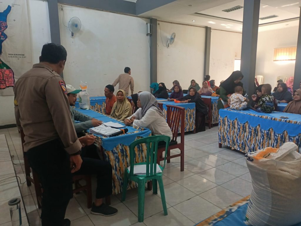 Bhabinkamtibmas Polsek Cisaat Monitoring Penyaluran Program Bantuan Pangan Cadangan Beras Pemerintah (BPCBP)