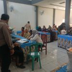 Bhabinkamtibmas Polsek Cisaat Monitoring Penyaluran Program Bantuan Pangan Cadangan Beras Pemerintah (BPCBP)