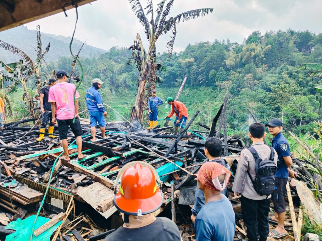 Polsek Banjarwangi Cek TKP Kebakaran Rumah