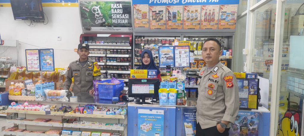 Patroli Polsek Kebonpedes Sambangi Mini Market Berikan Pesan Kamtibmas