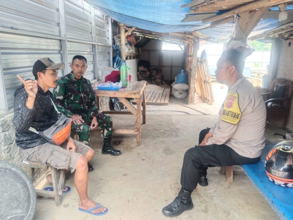 Bhabinkamtibmas Bersinergi dengan Babinsa Sambangi Warga Untuk Tingkatkan Harkamtibmas