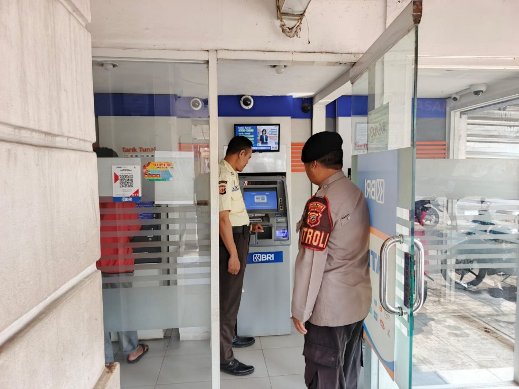 Pantau Dan Cek Mesin ATM oleh Anggota patroli   Polsek Lembursitu-Polres Sukabumi Kota