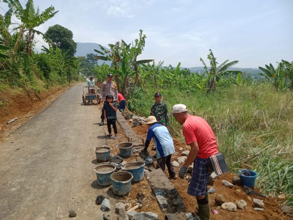 Bhabinkamtibmas Polsek Sukaraja Ciptakan Dan Memelihara Kamtibmas didesa Binaanya